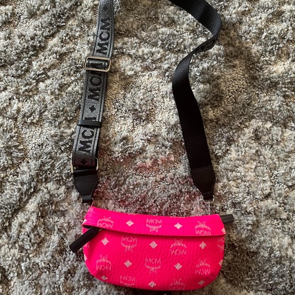 LIMITED EDITION BRAND NEW MCM Fanny
Pack
Come With tags and dust bag - Picture 3 of 5